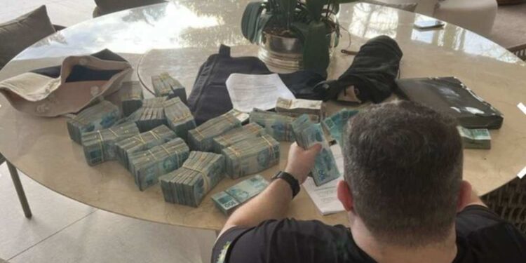 Agente da PF conta dinheiro encontrado na casa de um dos dirigentes do Banco Master