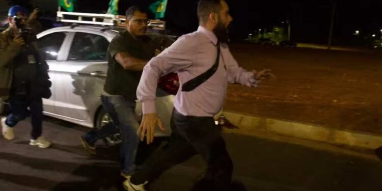 Homem surpreende bolsonaristas com crítica a Bolsonaro