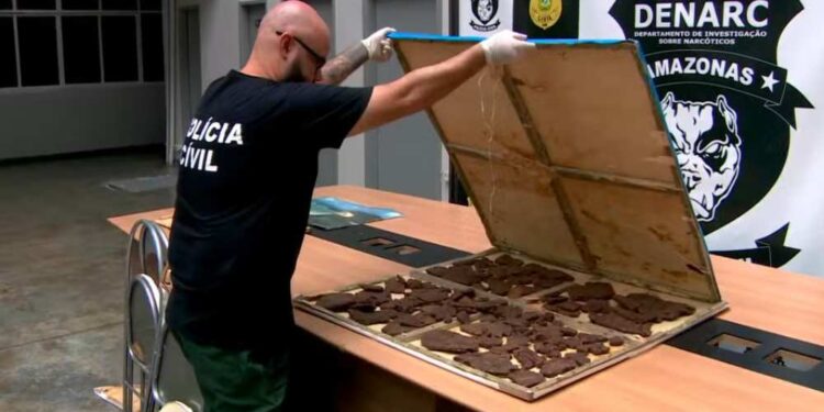 'Cocaína negra': investigadores encontraram a droga escondida em fundos falsos