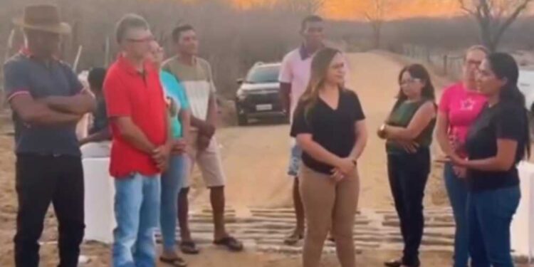 Prefeita de São Domingos (PB) faz evento com pompa para inaugurar "mata-burro"