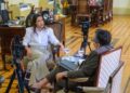 A governadora Raquel Lyra e o jornalista Ricardo Antunes no Palácio do Campo das Princesas