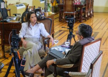 A governadora Raquel Lyra e o jornalista Ricardo Antunes no Palácio do Campo das Princesas