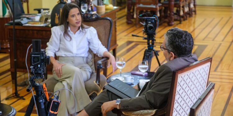 A governadora Raquel Lyra e o jornalista Ricardo Antunes no Palácio do Campo das Princesas