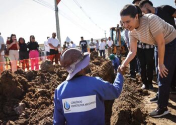 A governadora Raquel Lyra durante vistoria obra em Arcoverde