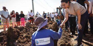 A governadora Raquel Lyra durante vistoria obra em Arcoverde