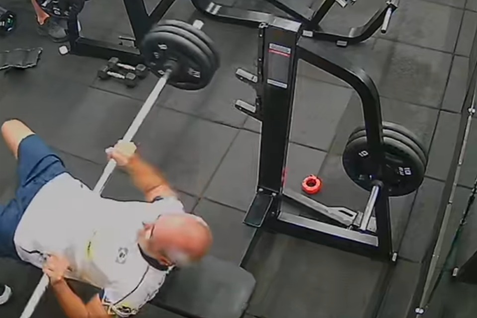 Homem morre em academia de Olinda após barra de pesos cair sobre o corpo