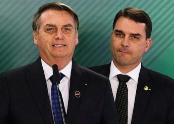 Bolsonaro diz que Flávio crescerá quando assumir postura de candidato