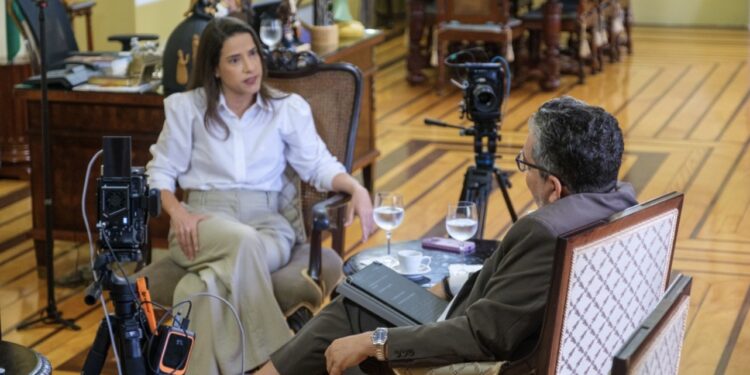 Governadora Raquel Lyra (PSD) e jornalista Ricardo Antunes