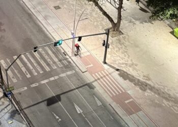 As faixas de pedestre na avenida e na ciclovia quase se cruzam