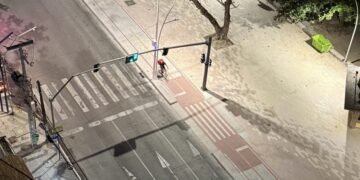 As faixas de pedestre na avenida e na ciclovia quase se cruzam