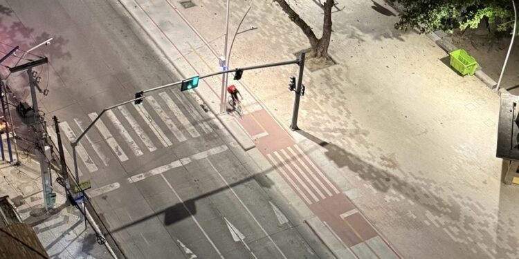 As faixas de pedestre na avenida e na ciclovia quase se cruzam