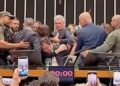 Glauber Rocha é retirado à força da cadeira da presidência