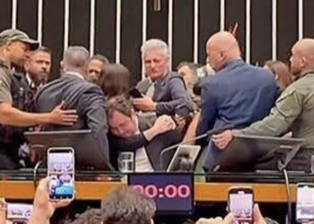 Glauber Rocha é retirado à força da cadeira da presidência