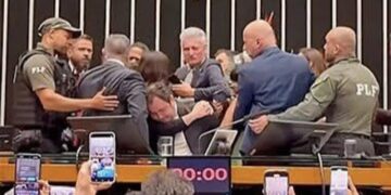 Glauber Rocha é retirado à força da cadeira da presidência