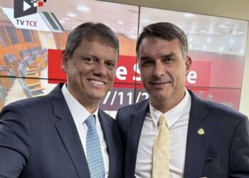 Governador Tarcísio de Freiras e o senador Flávio Bolsonaro (esq. p/ dir.)