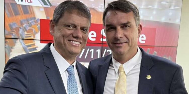 Governador Tarcísio de Freiras e o senador Flávio Bolsonaro (esq. p/ dir.)