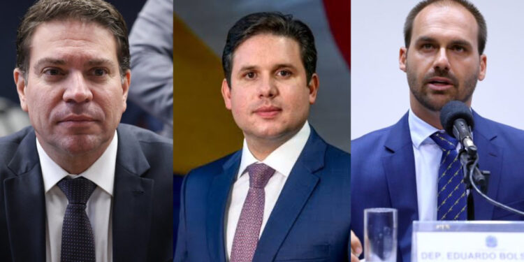 Alexandre Ramagem (PL-RJ), Hugo Motta (Republicanos-PB) e Eduardo Bolsonaro (PL-SP)