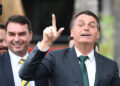 O senador Flávio Bolsonaro e o ex-presidente Jair Bolsonaro