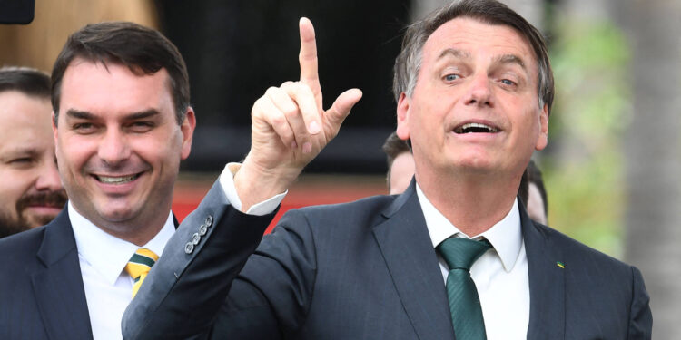 O senador Flávio Bolsonaro e o ex-presidente Jair Bolsonaro