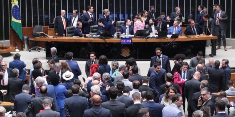 Parlamentares pernambucanos divergem sobre redução de penas