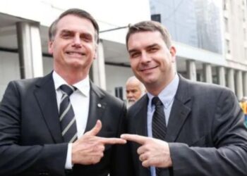 Flávio Bolsonaro ao lado do pai, o ex-presidente Jair Bolsonaro