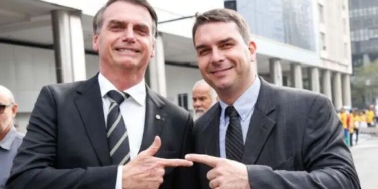 Flávio Bolsonaro ao lado do pai, o ex-presidente Jair Bolsonaro