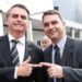 Flávio Bolsonaro ao lado do pai, o ex-presidente Jair Bolsonaro