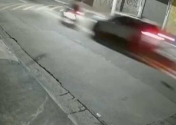 Mulher de 21 anos atropela e mata namorado e amiga após ameaça por mensagem