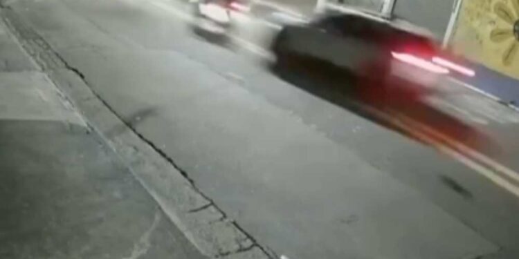 Mulher de 21 anos atropela e mata namorado e amiga após ameaça por mensagem