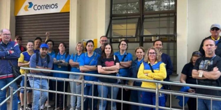 Trabalhadores dos Correios entram em greve por tempo indeterminado