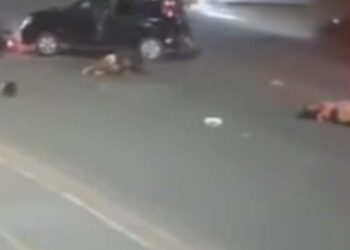 Mulher morre e homem fica ferido em acidente entre carro e moto