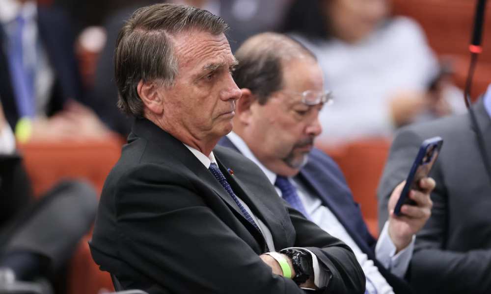 Bolsonaro pode ter regime semiaberto em 2033 e liberdade condicional em 2037