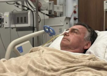 Defesa de Bolsonaro solicita transferência para hospital para realização de cirurgia