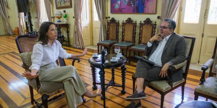 Raquel Lyra no "Ping Pong" com o jornalista Ricardo Antunes