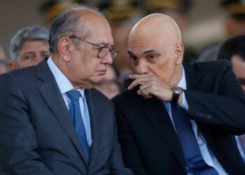 "Gilmar Mendes concede liminar que dificulta impeachment de Ministros