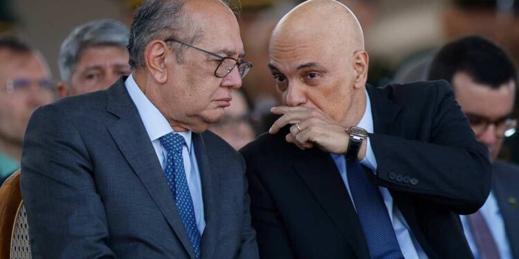 "Gilmar Mendes concede liminar que dificulta impeachment de Ministros