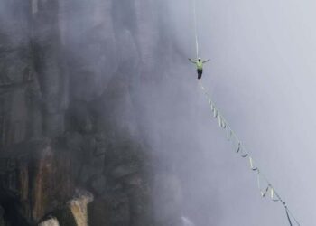 Travessia de Valentin Rapp, da equipe de Rafael Bridi, sobre o Salto Angel, com a fita instalada a 1.018 metros de altura