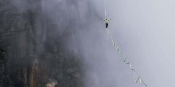 Travessia de Valentin Rapp, da equipe de Rafael Bridi, sobre o Salto Angel, com a fita instalada a 1.018 metros de altura