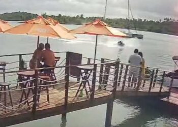 Jetski colide com veleiro parado