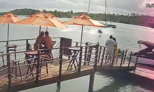 Jetski colide com veleiro parado