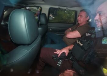 Bolsonaro chega a hospital para fazer exames