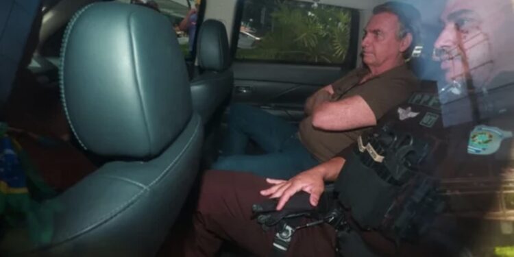 Bolsonaro chega a hospital para fazer exames