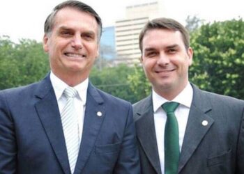 Jair Bolsonaro (PL) e Flávio Bolsonaro (PL) (esq. p/ dir.)