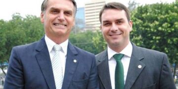 Jair Bolsonaro (PL) e Flávio Bolsonaro (PL) (esq. p/ dir.)