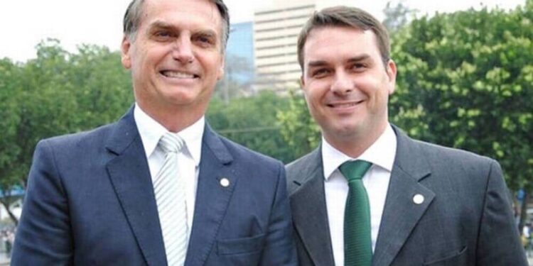 Jair Bolsonaro (PL) e Flávio Bolsonaro (PL) (esq. p/ dir.)