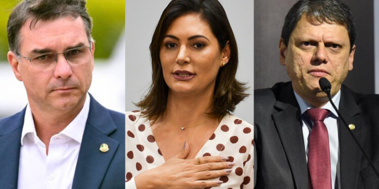 Flávio Bolsonaro (PL-RJ), Michelle Bolsonaro (PL) e Tarcísio de Freitas (Republicanos) (esq. p/ dir.)