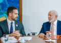 Governador Eduardo Leite (PSD) e o presidente Lula (PT) (esq. p/ dir.)