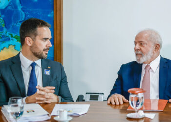 Governador Eduardo Leite (PSD) e o presidente Lula (PT) (esq. p/ dir.)