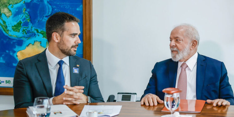 Governador Eduardo Leite (PSD) e o presidente Lula (PT) (esq. p/ dir.)