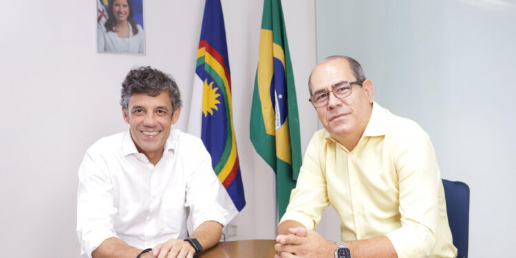 Daniel Coelho (PSD) e Mano Medeiros (PL) durante encontro
